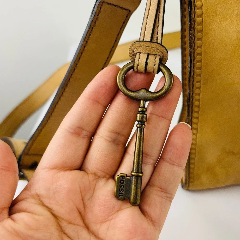Fossil Tan Leather‎ Crossbody Bag Brass Hardware Turn Lock Key Charm Vtg. Style
